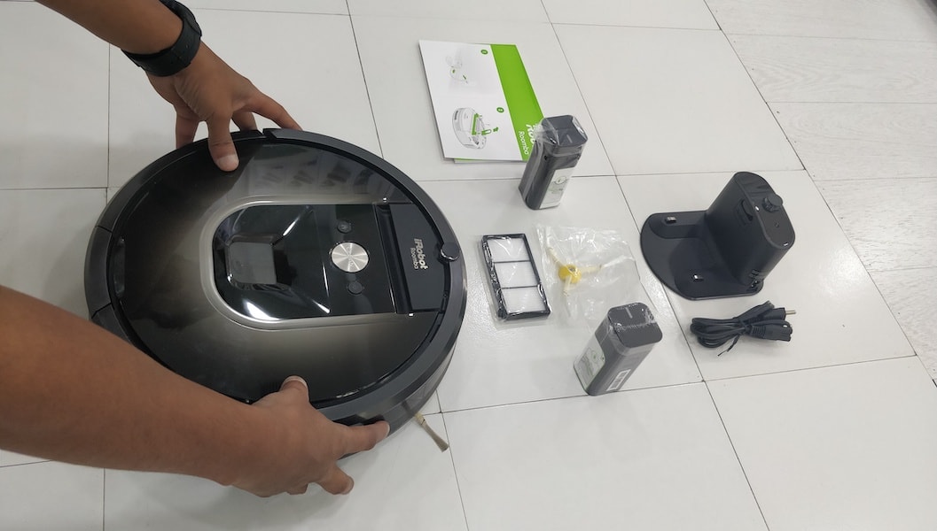 New iRobot Roomba i7+ Robot Learns a Home’s Floor Plan and Empties Itself-Roomba 980-Vacuum Cleaner Robot-techinfoBiT-00001