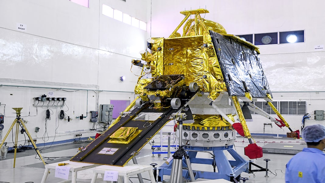 ISRO is Going to Make History Tomorrow, All Set to Launch Lunar Mission Chandrayaan 2-Science-Space News-Laner-Rover-techinfoBiT